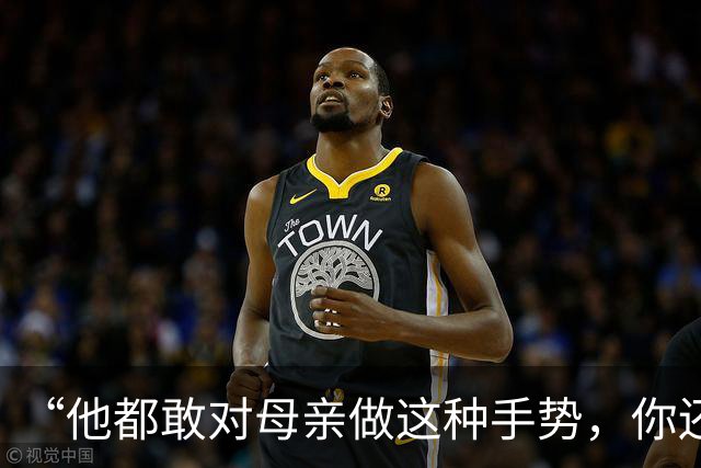 “他都敢对母亲做这种手势，你还能忍？”一段儿子要钱视频，诠释家教的重要